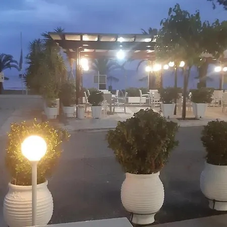 Πανσιόν Flisvos 4*